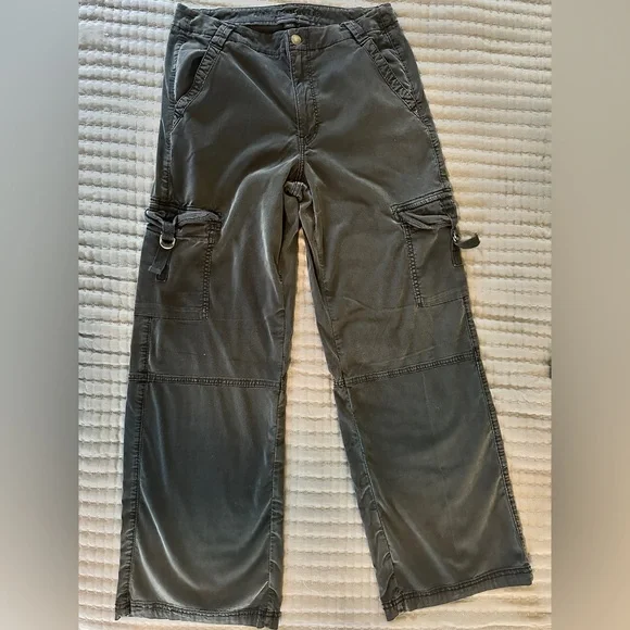 American Eagle High Rise Black Cargo Pants, size 8R - Picture 3 of 8